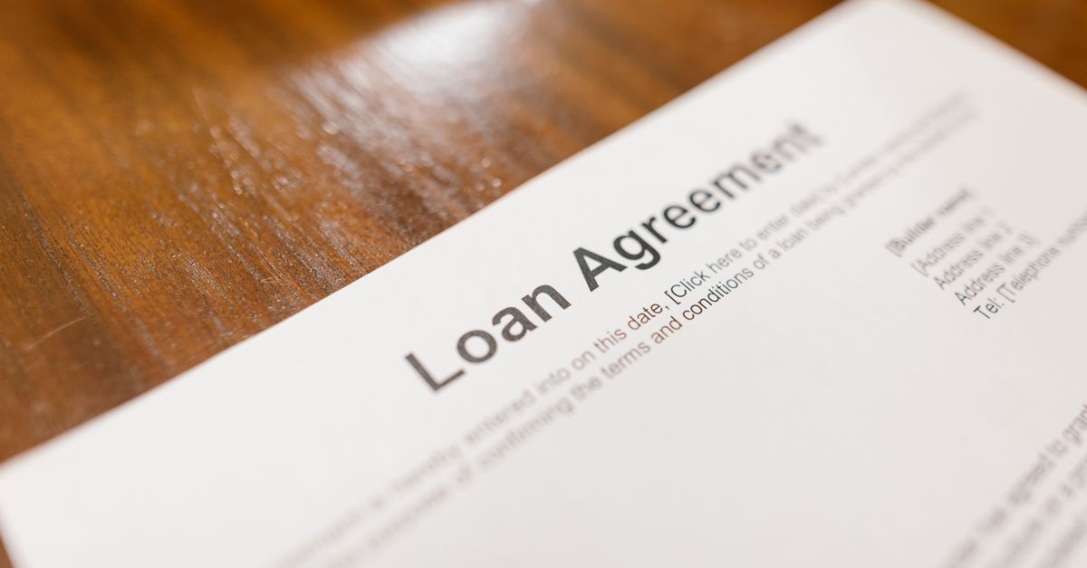 Pensao alimenticia inline 2 82192 1785595120 Papel com 'loan agreement' em destaque, sobre uma mesa de madeira.