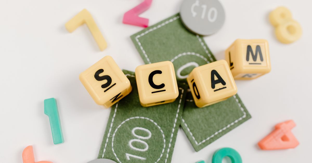 Fichas de dinheiro e dados espalhados, simbolizando fraudes em investimentos.