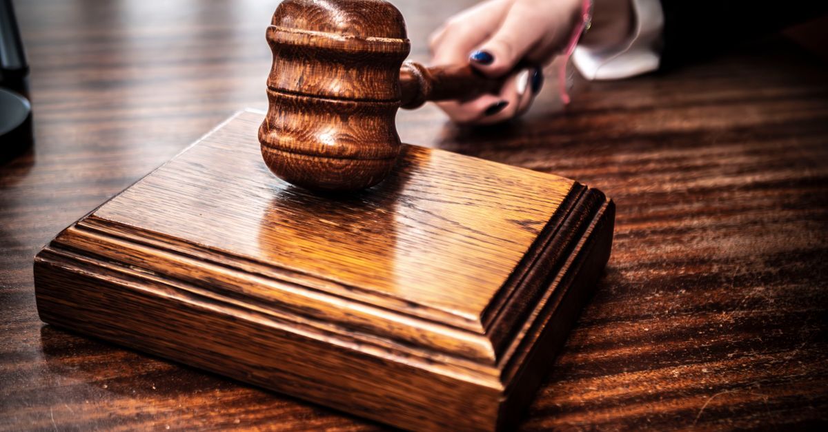 Prevaricacao e condescendencia criminosa inline 1 439742 1787069089 Martelo sobre um banco de madeira, simbolizando decisões judiciais e autoridade.