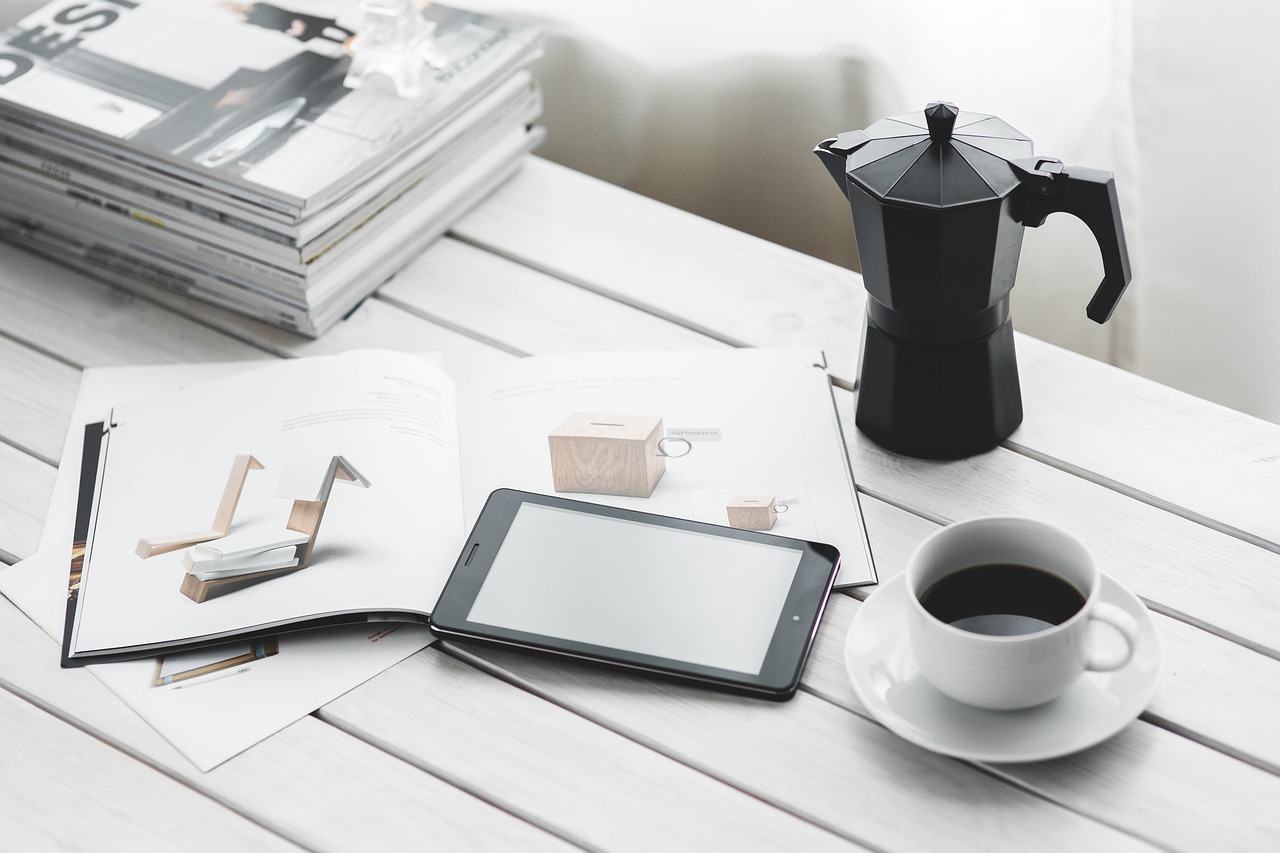 Prevaricacao e condescendencia criminosa inline 1 564683 1786104364 Pessoa estudando com livros e tablet, caneca de café e chaleira em uma mesa.