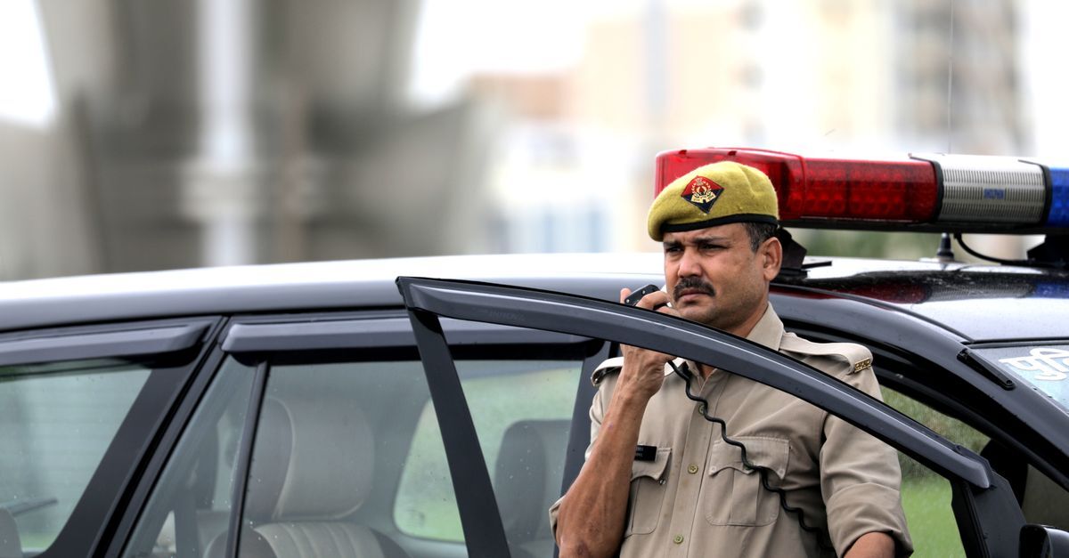 Prevaricacao e condescendencia criminosa inline 2 439742 1787069102 Policial em uniforme conversando no telefone ao lado de um carro patrulha.