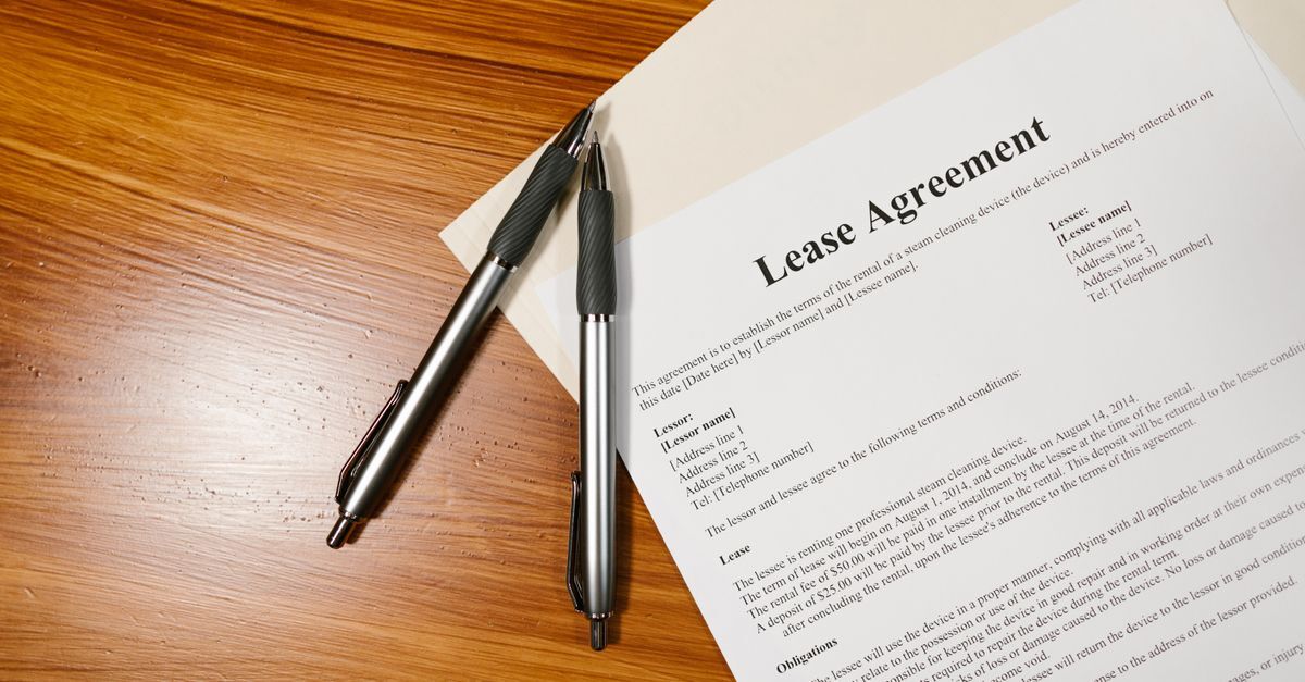 Renting property in brazil as a foreigner inline 2 585167 1786379711 Documento de aluguel com canetas sobre uma mesa de madeira.
