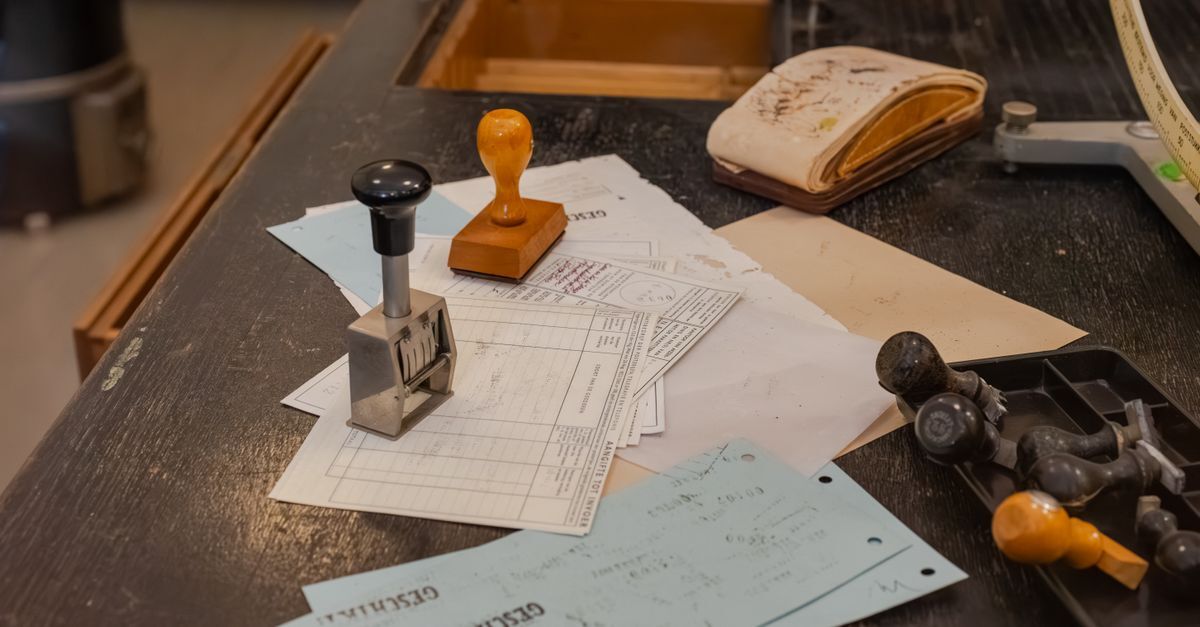 Residency visa in brazil inline 1 123325 1786887231 Documentos e selos em uma mesa, sugerindo processos burocráticos.
