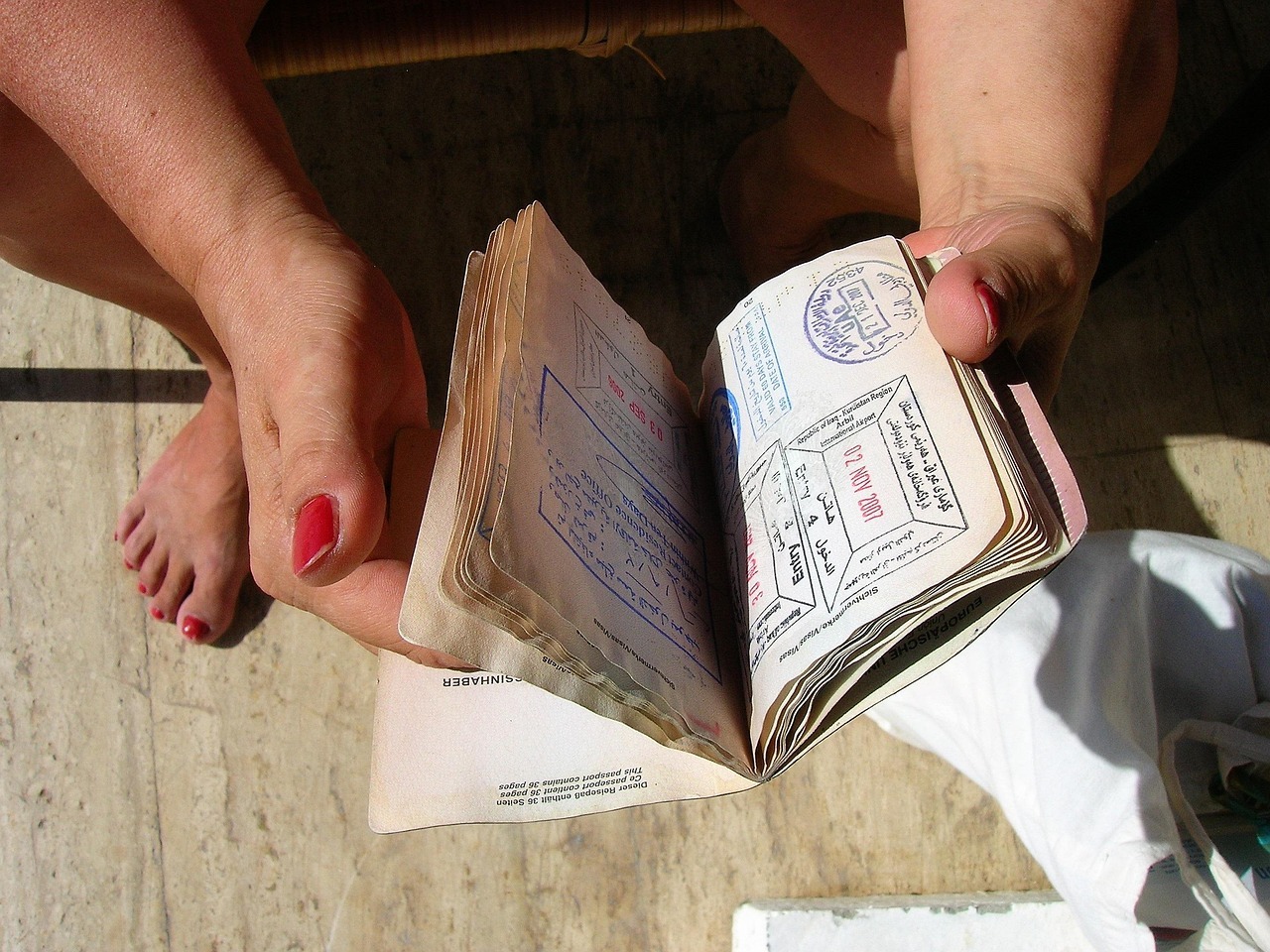 Residency visa in brazil inline 1 223178 1787502880 Pessoa segurando um passaporte com visto, indicando preparação para residência no brasil.