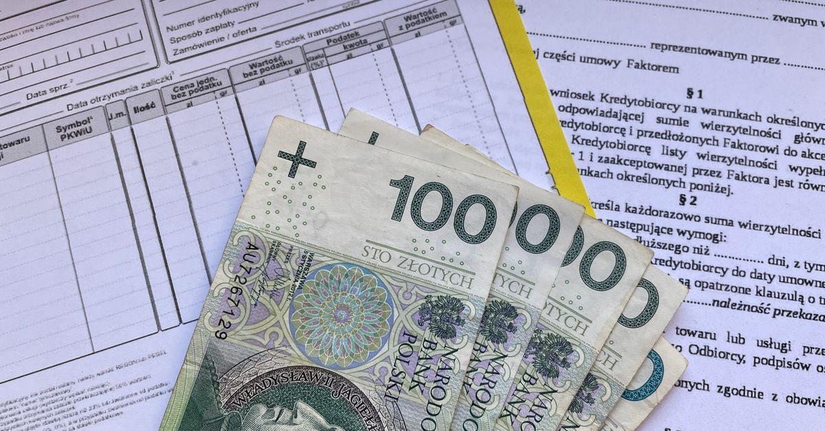 Cédulas de 100 pln e documentos sobre dívidas e impostos.
