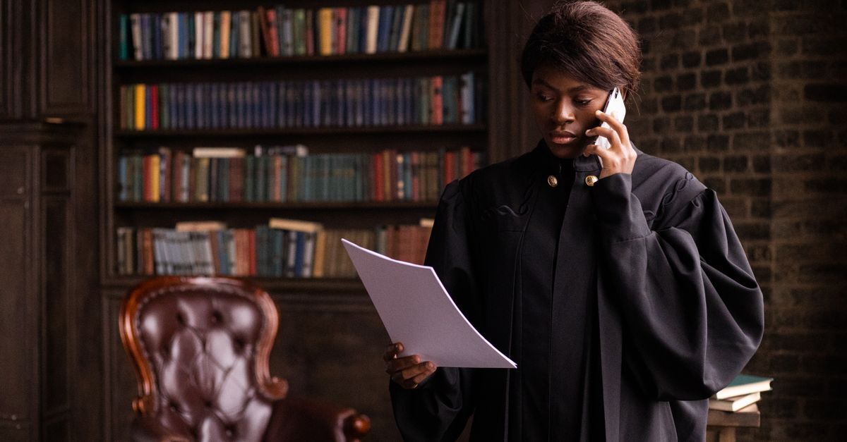Understanding brazils court system and appeals process inline 2 660481 1787330035 Pessoa lendo documentos e fazendo ligação telefônica em ambiente de escritório.