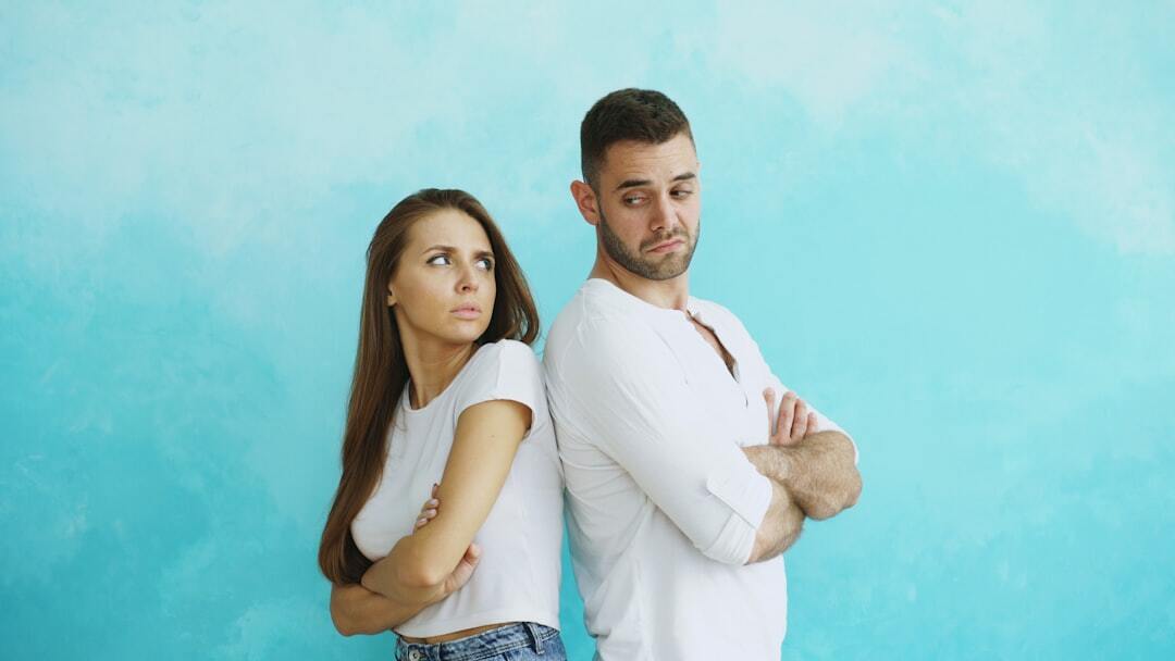 Uniao estavel inline 2 269 1786268179 Homem e mulher de costas um para o outro, com expressões de desentendimento, em frente a uma parede azul.